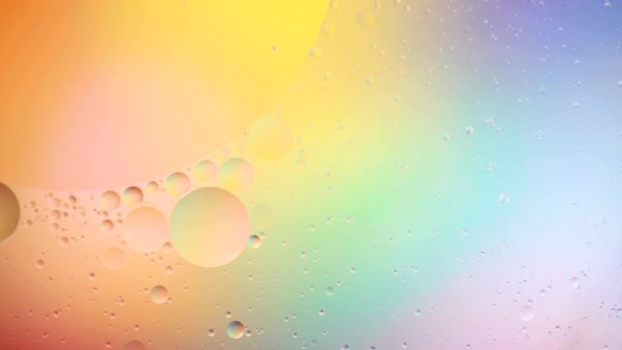 奇妙的彩色气泡结构。混沌运动。抽象彩色油漆。顶视图。液体中气泡的运动。油表面多色背景。宏