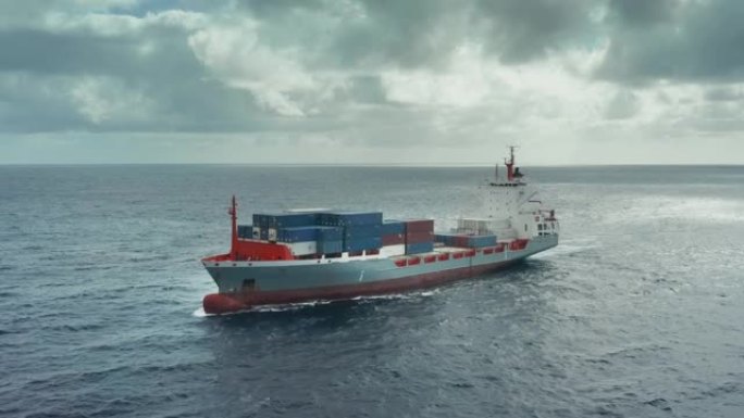 在公海的货船上跨大陆运输装有不同货物的集装箱。