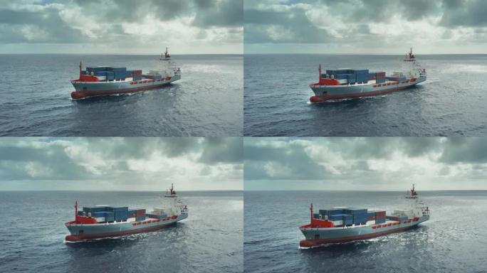 在公海的货船上跨大陆运输装有不同货物的集装箱。