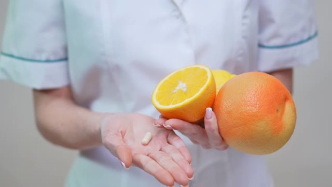 营养师医生健康生活方式概念-维生素药丸，橙子，葡萄柚和柠檬水果