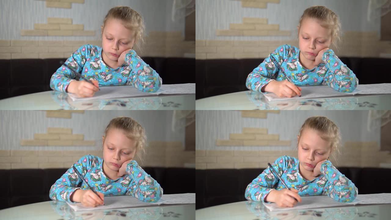 女孩记录笔记，使视唱练耳作家成为桌上的一课，铅笔笔记笔记