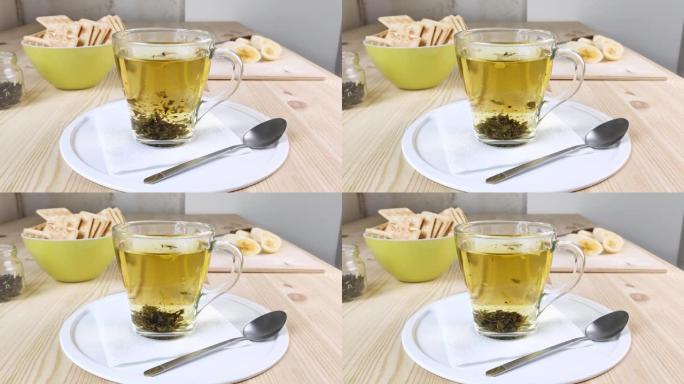 用茉莉花冲泡绿茶，叶子在杯中移动
