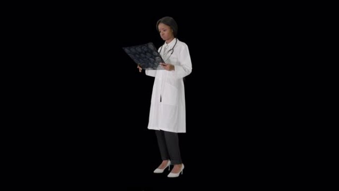 非洲女医生正在观看阿尔法频道的大脑x射线