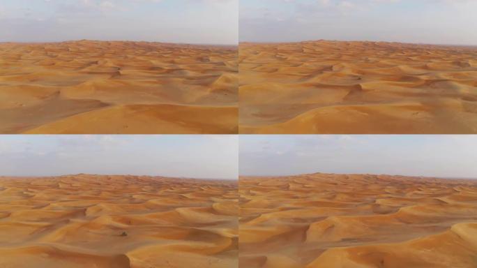 在阿拉伯联合酋长国或阿联酋的迪拜市，带沙丘的红沙漠野生动物园的鸟瞰图。日落时的自然景观背景。著名的旅