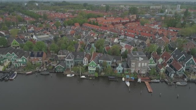 沿着荷兰北部荷兰赞斯的绿色多彩传统河边荷兰房屋天线