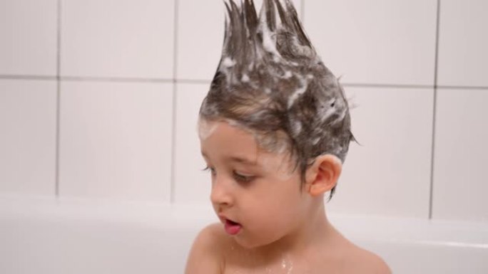 妈妈在白色浴室用婴儿洗发水洗儿子的头发