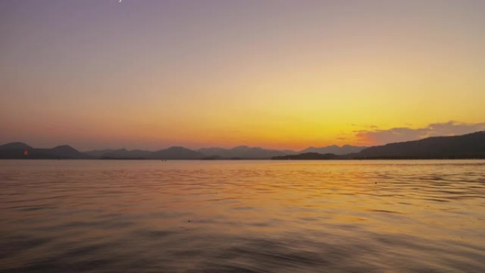 日落天空杭州城著名的湖船骑行海湾全景延时4k中国