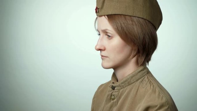 一名女子身穿苏联白色军装的视频