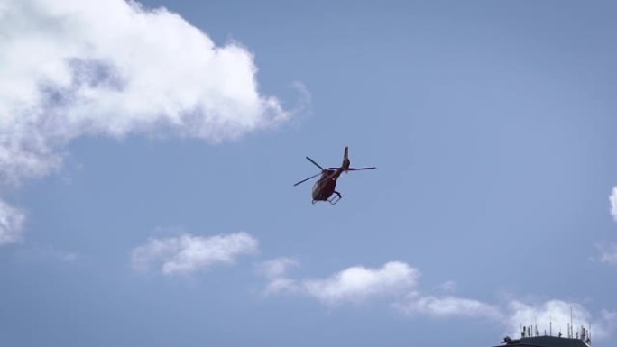直升飞机在空中。小型航空公司正在大城市中发展