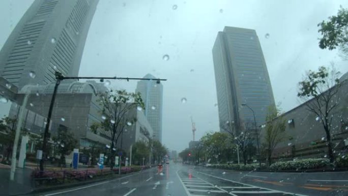 透过雨观看雨中驾车开车第一视角