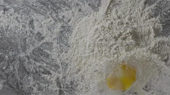 将蛋黄放入面粉堆中。自制pas的制备