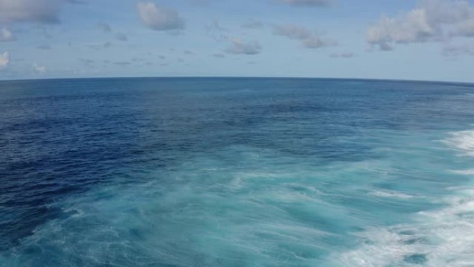 晴天的蓝色海洋鸟瞰图，美丽的泡沫滚滚波浪