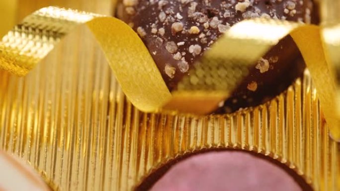 美食巧克力糖果在金色背景上特写-滑过镜头