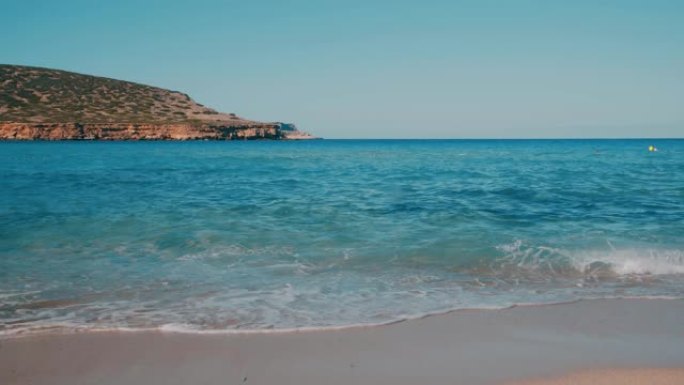 被透明海浪冲刷的伊比沙岛卡拉巴萨海滩