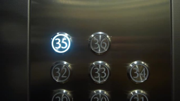 电梯里的按钮。到三十五楼的电梯内按钮高亮显示
