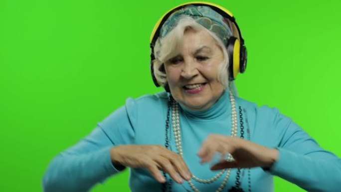 年迈的祖母。高加索女人。跳舞，庆祝，听音乐。色度键
