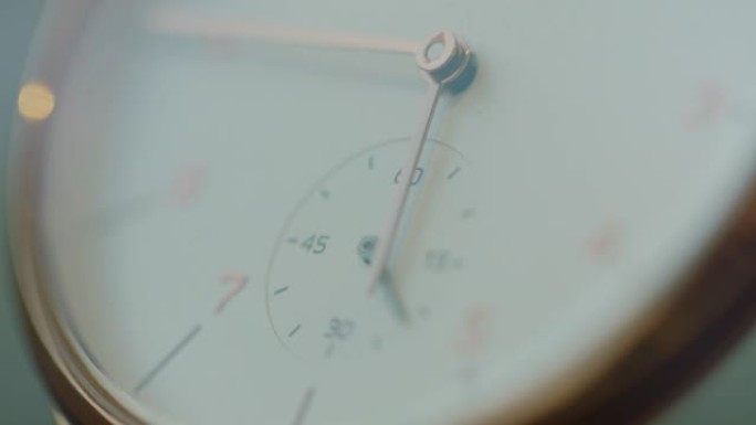 男士手表机械钟的极端特写视图。