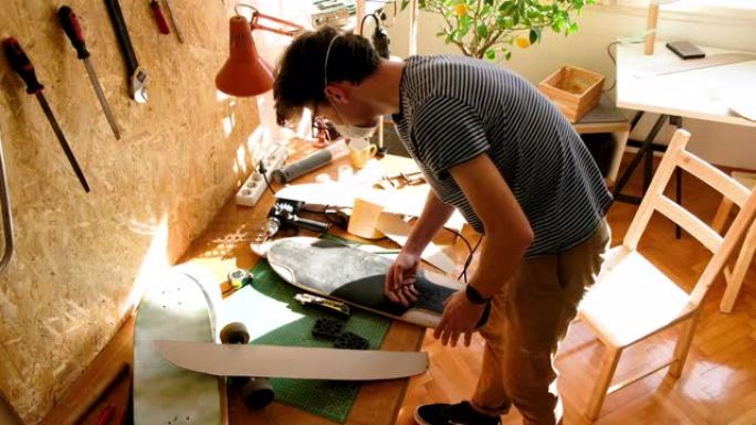 年轻的工匠开发了新的滑板想法