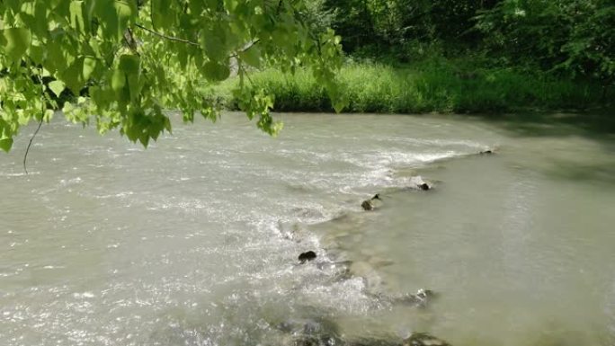 五月。瑞士布鲁格的阿瑞河。在检疫期间。