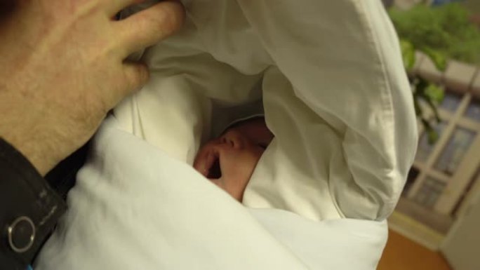 父亲从医院带回家一个刚出生的漂亮婴儿，特写