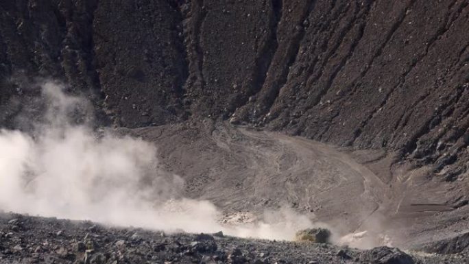 火山气体通过Vulcano岛的Grand或Fossa火山口上的喷气孔排出。利帕里群岛。意大利西西里岛