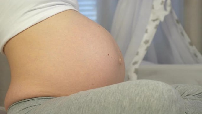 未出生的婴儿在母亲的胃里移动，特写