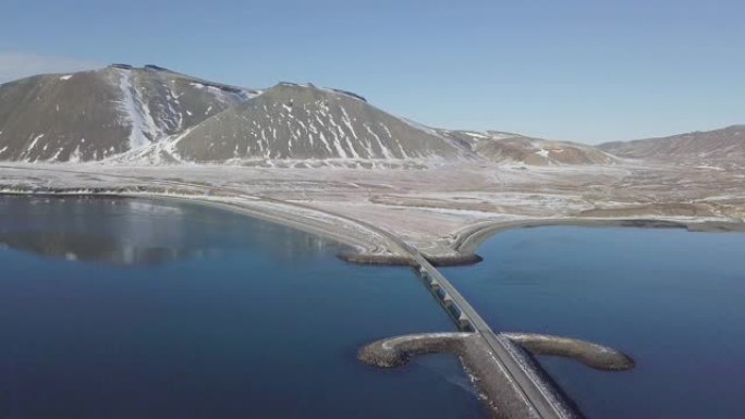 令人难以置信的是，一辆汽车穿过运河或湖泊中间的一座桥，将海水与甜水隔开。在阳光明媚的日子里，沿着冰岛