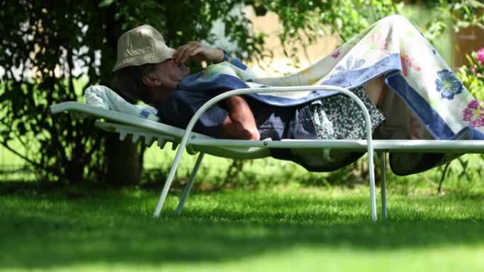 坦率的老人在外面休息准备睡觉。高级退休男子午睡