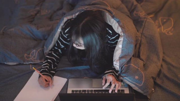 自由职业者女孩在晚上的笔记本电脑上工作股票视频