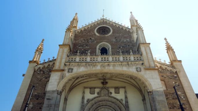 圣杰罗尼莫埃尔雷亚尔或皇家圣杰罗姆的外观。16世纪初马德里市中心的罗马天主教堂。西班牙。从北角看。4