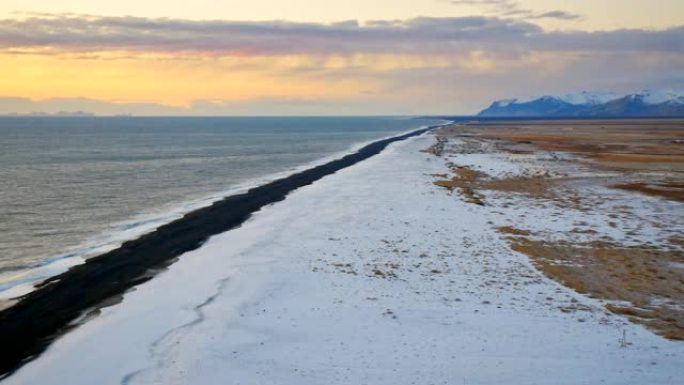 冰岛日落时雷尼斯法拉黑沙滩的鸟瞰图