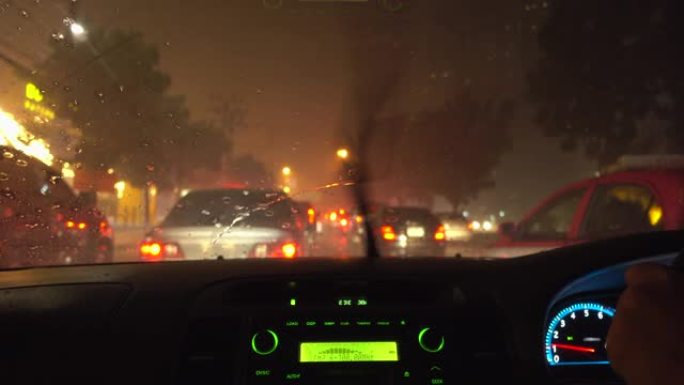 在雨中开车，听广播