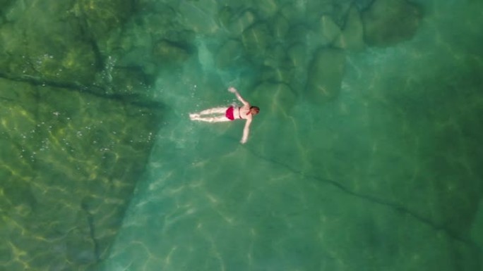 资深女子独自在无人驾驶湖游泳射击。