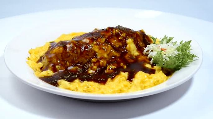 Omurice煎蛋卷配米饭上棕色沙司肉汁日本食物融合风格 (Yoshoku)