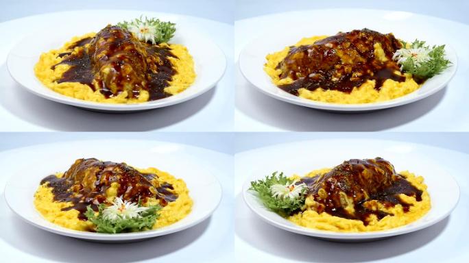 Omurice煎蛋卷配米饭上棕色沙司肉汁日本食物融合风格 (Yoshoku)