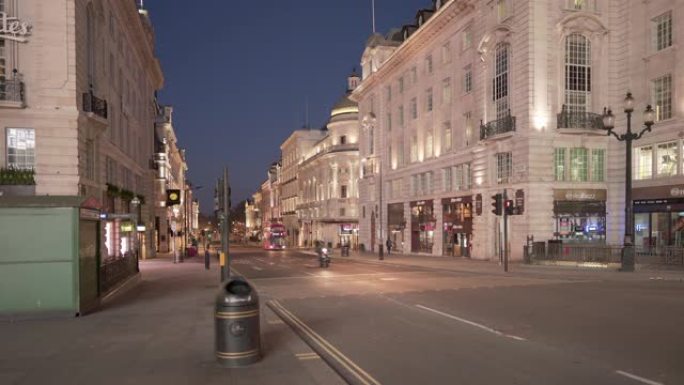 伦敦下摄政街(Lower Regents Street London)夜晚人迹罕至，交通繁忙，气氛怪