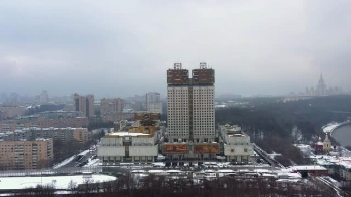 俄罗斯莫斯科住宅区市中心的空中拍摄。无人机在中心区域上空盘旋