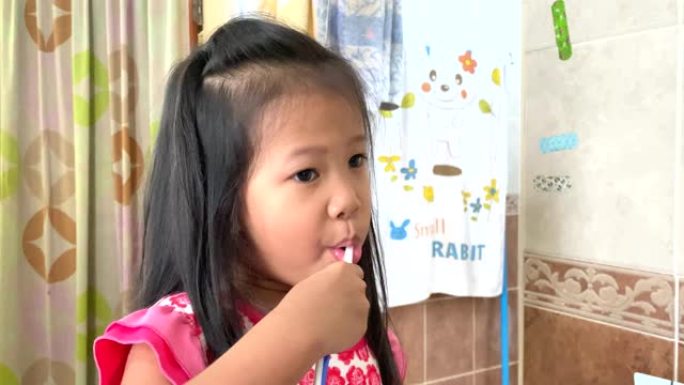 亚洲女孩早上刷牙