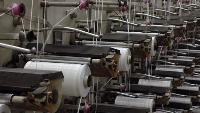 工业编织袋机械在工厂工作