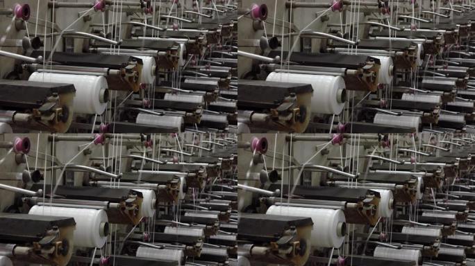 工业编织袋机械在工厂工作