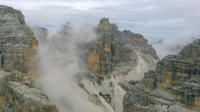 鸟瞰图。在意大利的Tre Cime Di Lavaredo飞越多洛米蒂阿尔卑斯山