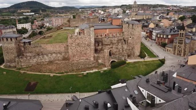西班牙城市蓬费拉达俯瞰古老的圣殿骑士城堡