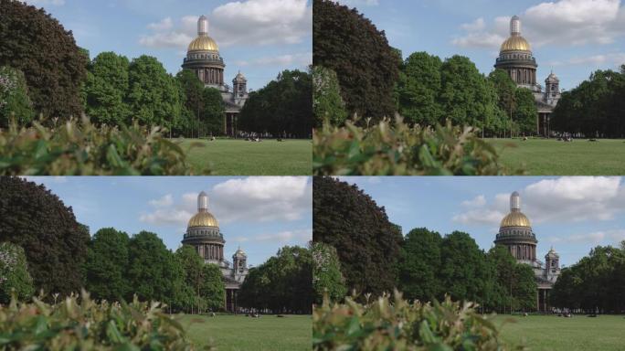 夏日里，著名的艾萨克大教堂附近的公园——俄罗斯圣彼得堡