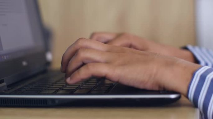 职业女性在键盘上打字写文章，特写镜头。