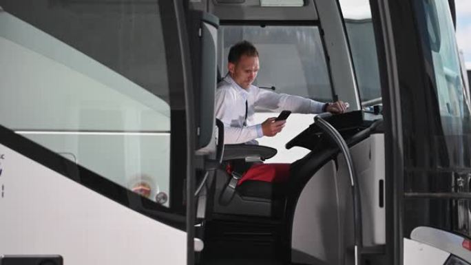 高加索巴士教练司机在公共汽车站浏览互联网。