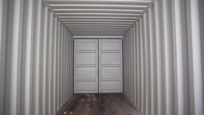 查看带有金属覆盖物，运输和卡车运输行业概念的卡车宽敞的空货箱内部。库存镜头。金属容器内部