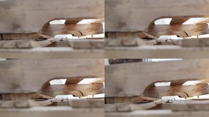 慢动作艺术近景拍摄的人造木松托盘在户外仓库装载码头散装重货物航运或DIY的家庭制作的艺术项目