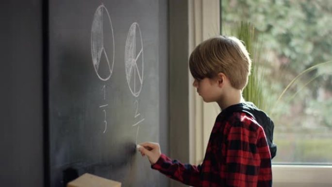 十几岁的男孩在黑板上写算术问题