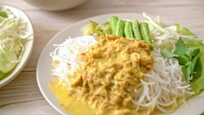 泰国米粉配蟹肉咖喱和各种蔬菜-泰国当地南方食品