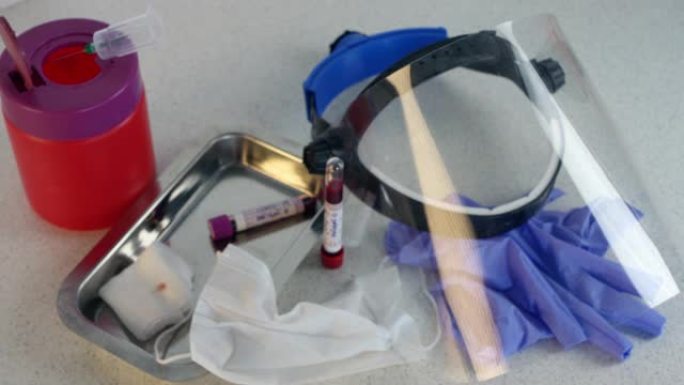 怀疑新型冠状病毒肺炎患者的血液样本管零，使用防护罩，Nithrill手套和手术面罩。